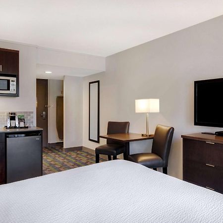 Days Inn By Wyndham Victoria Airport Sidney Exterior foto