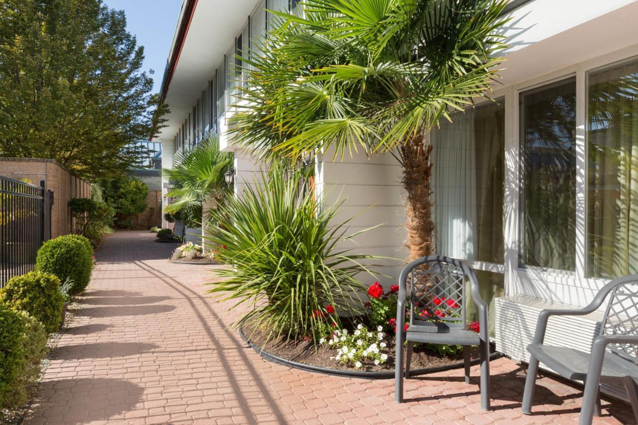 Days Inn By Wyndham Victoria Airport Sidney Exterior foto